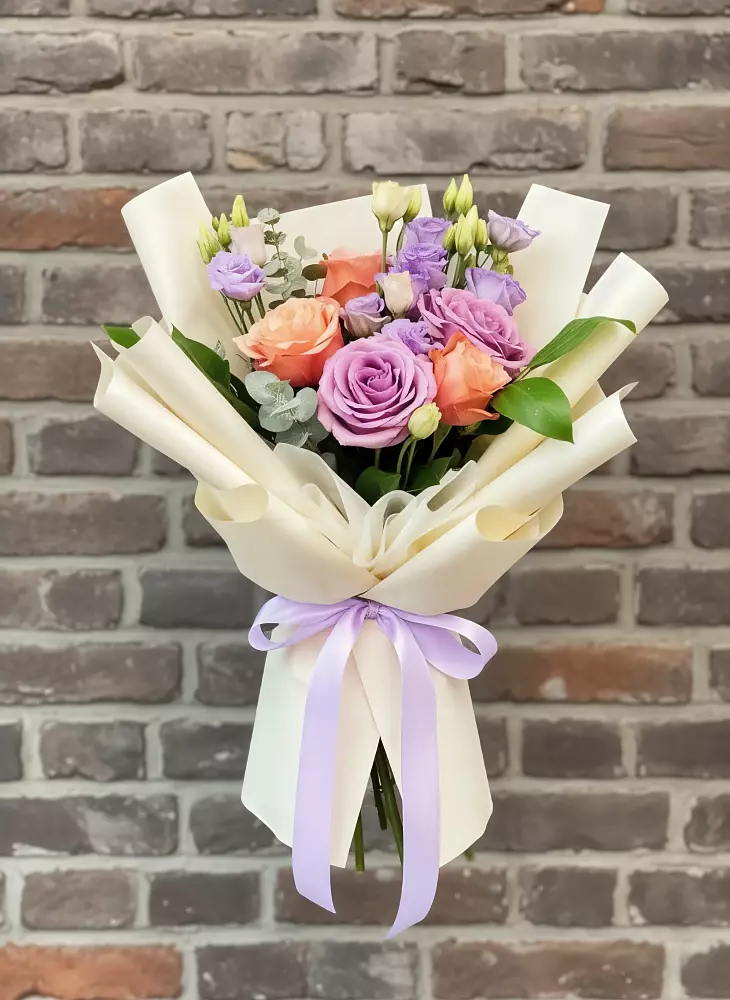 Букет цветов из: Лизиантусы и Розы в Васильково