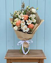 Букет цветов из:  Альстромерии, Лизиантусы, Розы и Хризантемы в Васильково