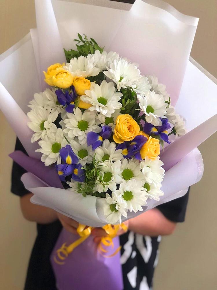 Букет цветов из: Ирисы, Хризантемы и Розы в Васильково