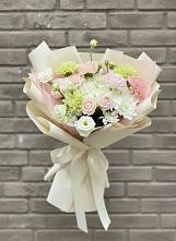 Букет цветов из:  Гвоздики, Розы, Лизиантусы и Хризантемы в Васильково