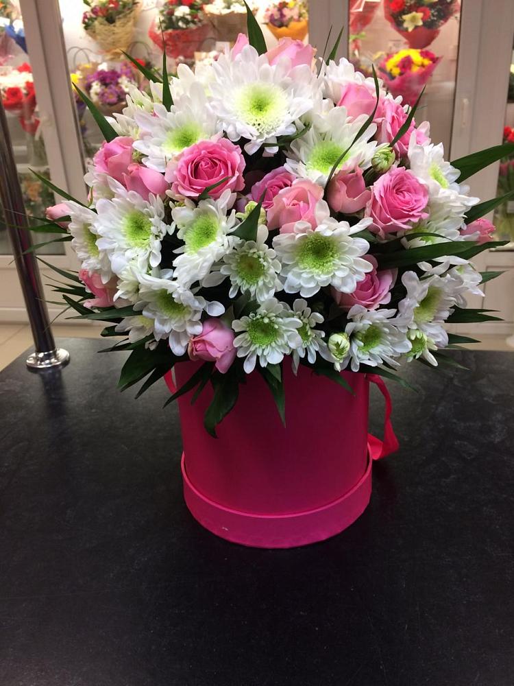 Цветочная композиция из Розы и Хризантемы в шляпной коробке в Васильково